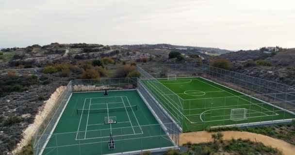 Veduta Aerea Dei Campi Tennis Nel Paesaggio Montano Bellissimo Paesaggio — Video Stock