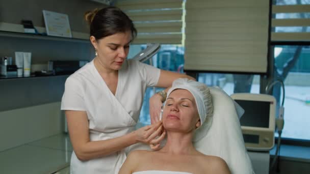 Cosmetologista Marca Pontos Rosto Dos Pacientes Para Aperto Pele Procedimentos — Vídeo de Stock