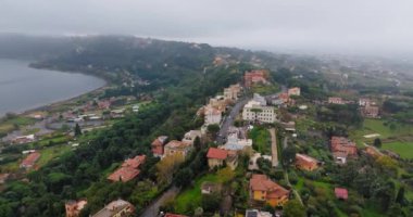 İtalya 'daki Castel Gandolfo Gölü Albano' nun havadan görünüşü. Dağ yamaçları ve göl kıyısındaki evler. Yüksek kalite 4k görüntü