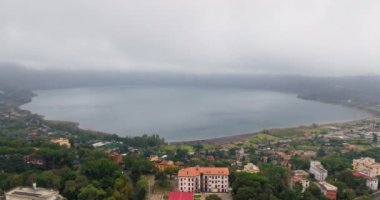 İtalya 'daki Castel Gandolfo Gölü Albano' nun havadan görünüşü. Gölün doğasının güzel bir panoramik manzarası. Yüksek kalite 4k görüntü