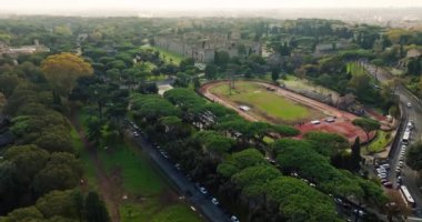 İtalya, Roma 'daki Ulusal Arkeoloji Müzesi' nin hava görüntüsü. Caracalla hamamları, turizm kasabasının tarihi merkezindeki antik Roma harabeleridir. Yüksek kalite 4k görüntü