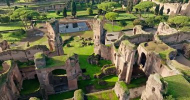 Caracalla Hamamları, Roma, İtalya. Turizm başkentinin merkezinde antik Roma harabelerinin güzel bir manzarası, şehrin merkezindeki ulusal arkeoloji kalıntıları müzesi