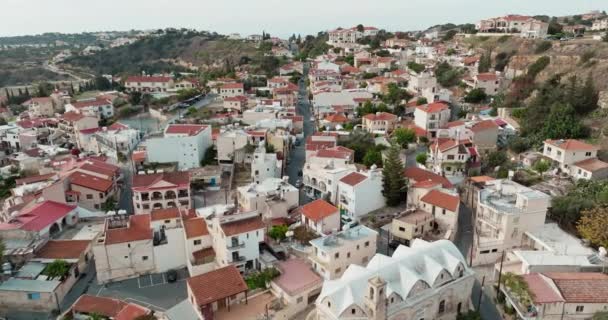Aerial View Pissouri Village Cyprus 城市景观 建筑在山中 街道的历史建筑和自然 高质量的4K镜头 — 图库视频影像
