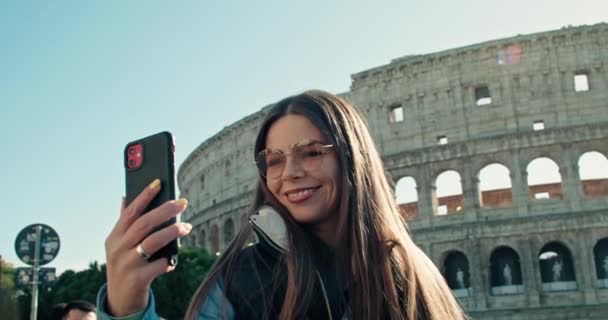 Glad Kvinnlig Turist Tar Selfie Sin Telefon Nära Colosseum Rom — Stockvideo
