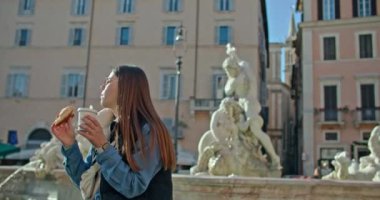 Zamanda Yolculuk: Bir Kadın, Roma, İtalya 'yı Eski ve Modern Mucizeler Arasında Dolaşırken Yansıtır. Yüksek kalite 4k görüntü