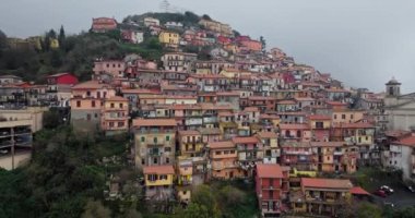 Rocca di Papa, İtalya: Yukarıdan Görsel Avrupa Mimari ve Huzurlu Dağ Manzaraları Festivali. Yüksek kalite 4k görüntü