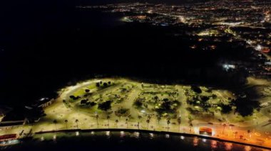 Paphos Nocturne: Sersemletici Gece Şehrinin Hava Perspektifi, Sahildeki Lambaların Parıldayan Işıkları 'nın bu Resimli Turizm Merkezinde yer alması. Yüksek kalite 4k görüntü
