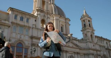 Roma 'da Kaybolan: Bustling Şehri' nin Ortasında Bir Kadın Serenity Arayışı, Bir Kağıt Haritayla Geziniyor. Yüksek kalite 4k görüntü