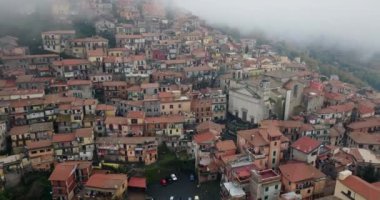 Rocca di Papa 'nın Havadan Keşfi: Avrupa Dağları' ndaki büyüleyici Kentsel ve Doğal Manzaralar. Yüksek kalite 4k görüntü