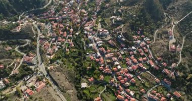 Kıbrıs Rum Kesimi 'nin Kakopetria Havacılık Keşfi: Sersemletici Dağ Manzaraları Arasında Büyüleyici Kırmızı Çatılı Mimari. Yüksek kalite 4k görüntü
