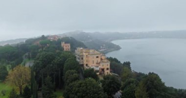 İtalya 'daki Castel Gandolfo Gölü Albano' nun havadan görünüşü. Papalık konutu dağın tepesinde olan turistik şehrin mimarisi. Yüksek kalite 4k görüntü