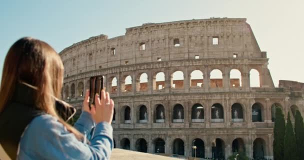 一个漂亮的游客走在罗马的街道上 在竞技场附近拍照 古罗马遗址附近的度假 游览和纪念照片的生活方式视频 — 图库视频影像