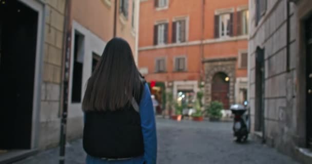 Dziewczyna Spaceruje Ulicach Turystycznych Rzymu Włoszech Weekend Centrum Turystycznym Europy — Wideo stockowe