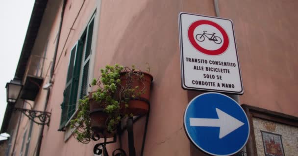 Close Van Een Verkeersbord Het Italiaans Voor Fietspaden Hangend Aan — Stockvideo