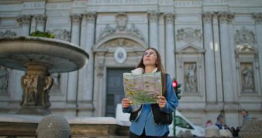 Roma Hazineleri Arayışı: İtalya 'nın Roma Tarihi Caddelerinde Ruhu Arayan Bir Kadın Seyahati. Yüksek kalite 4k görüntü