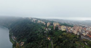 İtalya 'daki Castel Gandolfo Gölü Albano' nun havadan görünüşü. Dağdaki gölün üzerindeki güzel evler. Yüksek kalite 4k görüntü