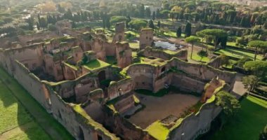 Terme di Caracalla 'nın havadan görünüşü, Roma, İtalya. Avrupa 'nın başkentinin güzel turistik manzarası, Roma döneminin eski yıkılan duvarları. Yüksek kalite 4k görüntü