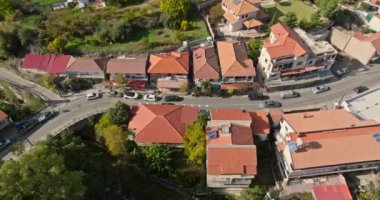 Kıbrıs Rum Kesimi 'nin Kakopetria Havacılık Keşfi: Büyüleyici Dağ Köyünü Büyüleyici Kırmızı Çatılı Mimarisi ile keşfetmek. Yüksek kalite 4k görüntü