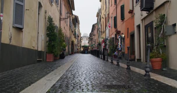 イタリアの色 建築の詳細の視覚的な饗宴 小さな町の都市景観を通して観光客を招待します 高品質の4K映像 — ストック動画
