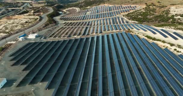 Duurzame Energie Luchtfoto Van Het Zonnepaneel Landbouw Bergachtig Gebied Hoge — Stockvideo