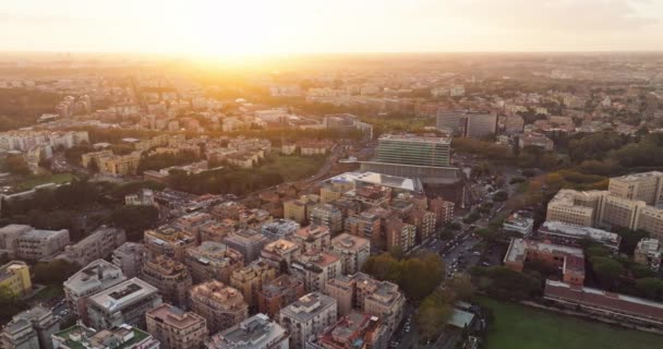 イタリアのローマの都市景観の空撮 日没時に首都のスカイラインの街並み 高品質の4K映像 — ストック動画