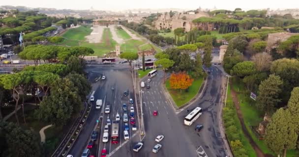 イタリアのローマの都市景観の空撮 都市の美しい風景で首都の交通渋滞の動き 古代の建築と公園 車やバスの移動 — ストック動画
