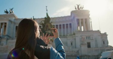 Anıların Örtüsü: Roma 'da Bir Turist Macerası, Tarihi Simgeler ve Basit Zevklerin Güzelliğine Batmış. Yüksek kalite 4k görüntü