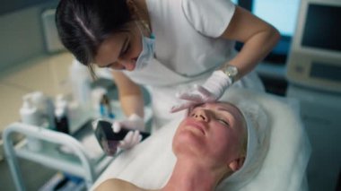 Profesyonel Olgun Cilt Bakımı: Yaşlı Kadınlar Güzellik ve Sağlık İçin Uzman Kozmetik Prosedürleri Tasarlandı. Yüksek kalite 4k görüntü