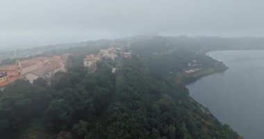 İtalya 'daki Castel Gandolfo Gölü Albano' nun havadan görünüşü. Dağların yamaçlarında güzel bir şehir ve doğa manzarası. Yüksek kalite 4k görüntü