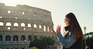 Gezgin Şehvet ve Merak: Bir Kadın Roma Keşfi - Kolezyum Deneyimini Keşfetmek, Yakalamak ve Tadını Çıkarmak. Yüksek kalite 4k görüntü