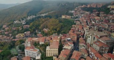 Rocca di Papa, İtalya: Hava Zarafeti Tarihi Sokaklar, Mimari Harikalar ve Büyüleyici Sisli Vistalar. Yüksek kalite 4k görüntü
