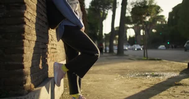 Uliczny Film Dziewczyną Miejskim Stroju Opierającą Się Ścianę Piękna Kobieta — Wideo stockowe