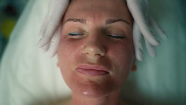 Doświadczenie Kliniki Kosmetycznej Przygotowanie Skóry Eksperta Zabiegów Twarzy Biustu Podniesienie — Wideo stockowe