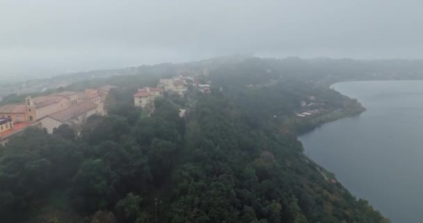 Вид Воздуха Озеро Альбано Кастель Гандольфо Италии Красивый Город Склонах — стоковое видео
