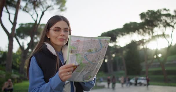 Lost Beauty Rome Turist Kvinna Vandrar Genom Staden Karta Handen — Stockvideo
