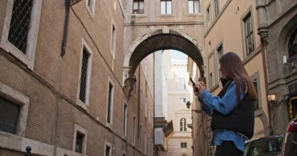 Kobieta Turysta Patrzy Mapę Telefonie Podczas Wędrówki Ulicami Rzymu Turystyczny — Wideo stockowe