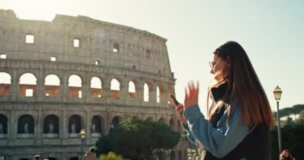 Wanderlust Wonder Womans Roman Expedition Exploring Capturing Savoring Colosseum Experience — Vídeo de stock