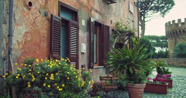 ヨーロッパのトランキルエスケープ イタリアの小さな村でのワンダルスアドベンチャー 建築とセリーンの風景を賞賛 高品質の4K映像 — ストック動画