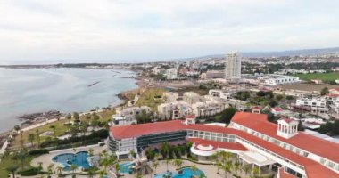 Paphos 'taki Ada Zarafeti: Akdeniz Dalgaları' nın Havadan Görünümü, Cliffside Resorts ve Lüks Oteller, Gezginler İçin Güzel Bir İnziva Sunuyor. Yüksek kalite 4k görüntü