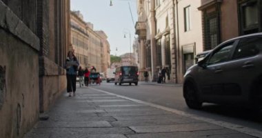 Romes Esansı: Bir Turist Kadınları Şehir Seferi Seyahat, Turizm, Gülümseme ve Neşe Yaşam Tarzı. Yüksek kalite 4k görüntü