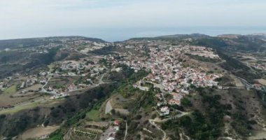 Pissouri Köyü 'nün Havadan Keşfi: Kızıl Çatıları, Antika Caddeleri ve Çarpıcı Çevresi ile Kıbrıs Rum Kesimi' nin Kırsal Zirvesi 'ni Ortaya Çıkarmak. Yüksek kalite 4k görüntü