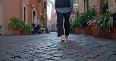 Roma 'da Gezinti: Seyahat, Turizm, Gülümseme ve Mutluluğun Yaşam Tarzını Kucaklayan Bir Turist Kadın Başkenti Keşfi. Yüksek kalite 4k görüntü