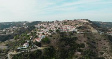 Pissouri Village from Above: A Spectacular Aerial View of Cyprus Idyllic Mountain Village, Show its Geleneksel Mimari, Red Tiled Rofs, and Scenic Landscape. Yüksek kalite 4k görüntü