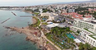 Paphos Coastal Beauty: Deniz Kuvvetleri Majestelerinin Hava Görüntüleri, Rocky Shore 'a Karşı Dalgalar, Lüks Oteller ve Davetkar Havuzlar. Yüksek kalite 4k görüntü