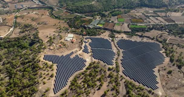 Oogsten Van Zon Luchtfoto Van Solar Panel Farm Mountainous Landscape — Stockvideo