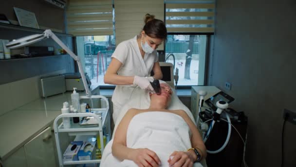 Cosmetologista Realiza Lifting Facial Hardware Uma Mulher Idosa Cuidados Com — Vídeo de Stock