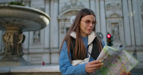 ワンダリングワンダーワンダー ローマ イタリアを介して女性のセレンストロール 都市景観と文化財を取り入れます 高品質の4K映像 — ストック動画