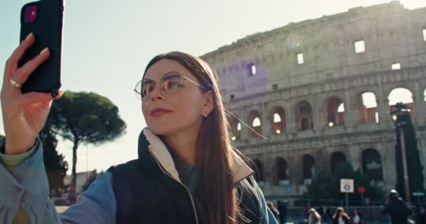 Ženy Římský Svátek Zachycení Koloseum Dobrodružství Cestování Fotografie Radostný Průzkum — Stock video