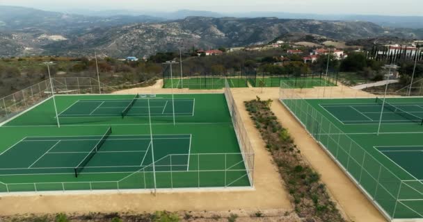 Summit Matches Luchtfoto Van Tennisbanen Een Spectaculaire Bergomgeving Showcasing Sports — Stockvideo