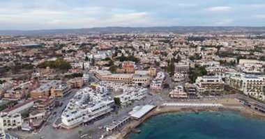Lüks Akdeniz İnzivası: Paphos Denizi 'nin Havadan Görünümü, Sersemletici Kıyı Manzaraları, Çarpışan Dalgalar ve Resort Havuzlu Lüks Oteller. Yüksek kalite 4k görüntü